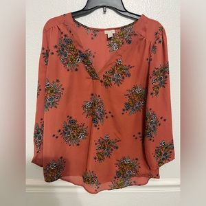 Hinge blouse with flower pattern